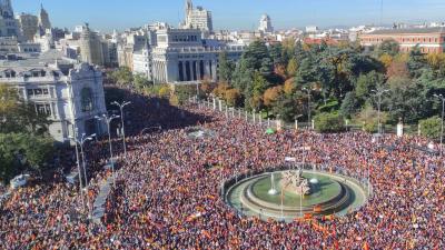 Manifestações em Espanha: centenas de pessoas tentam chegar ao Palácio da Moncloa e cortam autoestrada - TVI