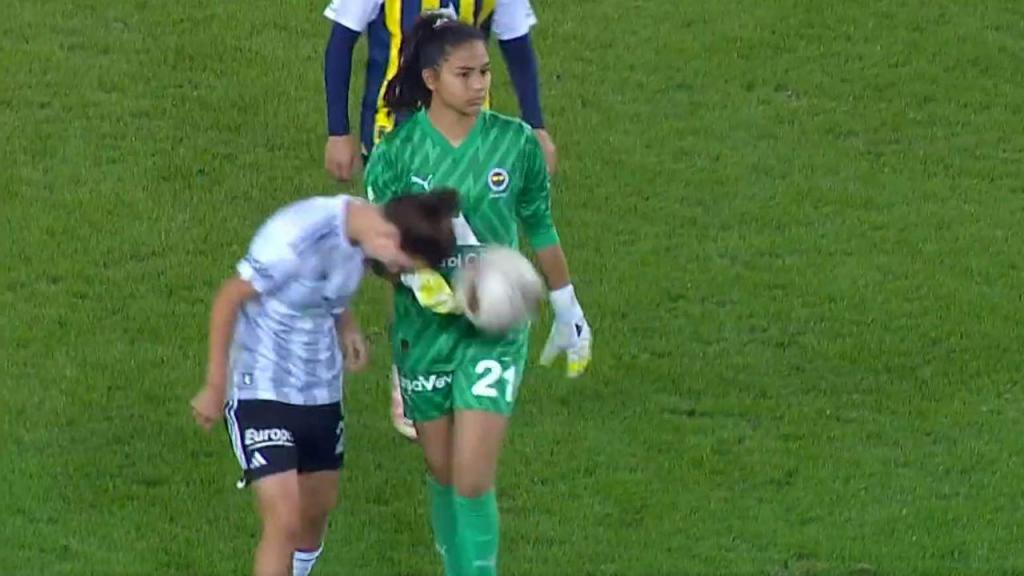 VÍDEO: golo 'ilegal' na liga turca feminina deixa jogadoras sem reação -  CNN Portugal