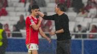 Roger Schmidt com António Silva após a expulsão do central no Benfica-Inter (AP/Armando Franca)