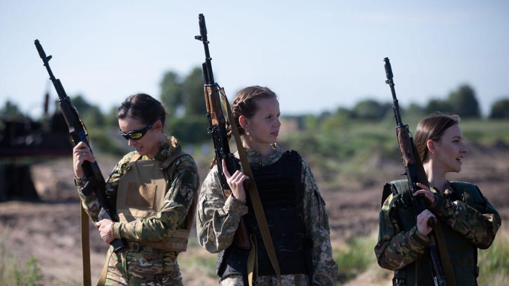 Militares ucranianas treinam preparam-se para operações na linha da frente (Getty Images)