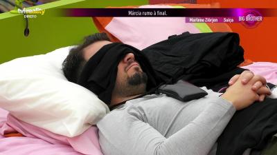 Deitado na cama, Francisco Monteiro critica os risos na sala: «Que forçado»