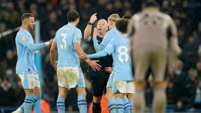 Manchester City enfrenta acusação após cerco de jogadores a árbitro - TVI