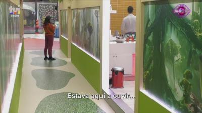 Francisco Monteiro fala de Márcia na casa de banho. A concorrente e Joana ouvem tudo atrás das portas!