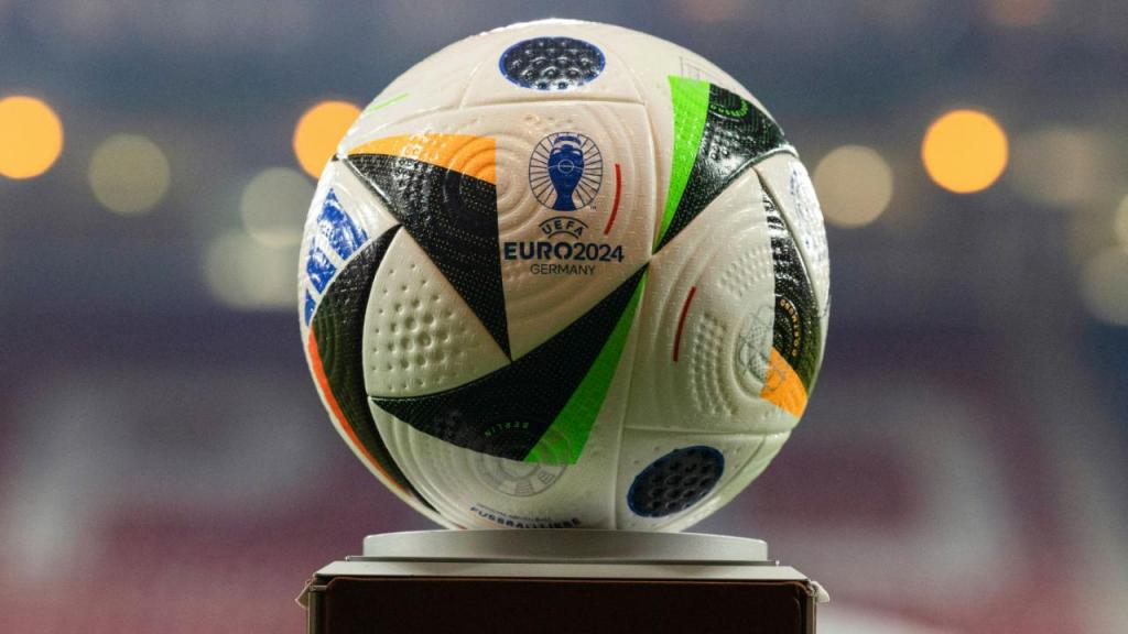 Euro 2024: bola terá chip para ajudar nos fora de jogo e lances com mãos -  TVI Notícias