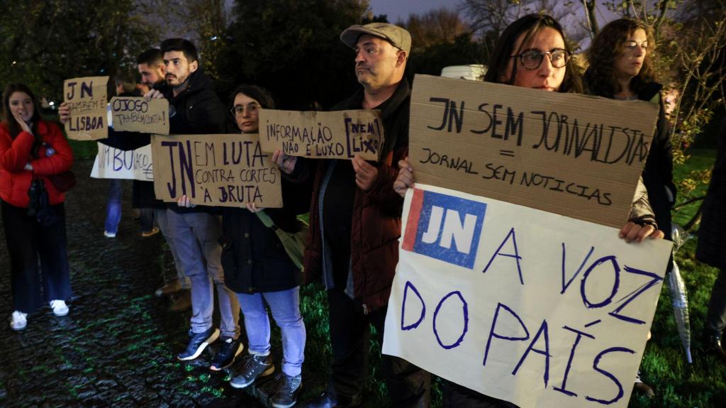 Jornalistas dos Jornal de Notícias manifestam-se no no relançamento do livro "Portugal Amordaçado", de Mário Soares (MIGUEL A. LOPES/LUSA)