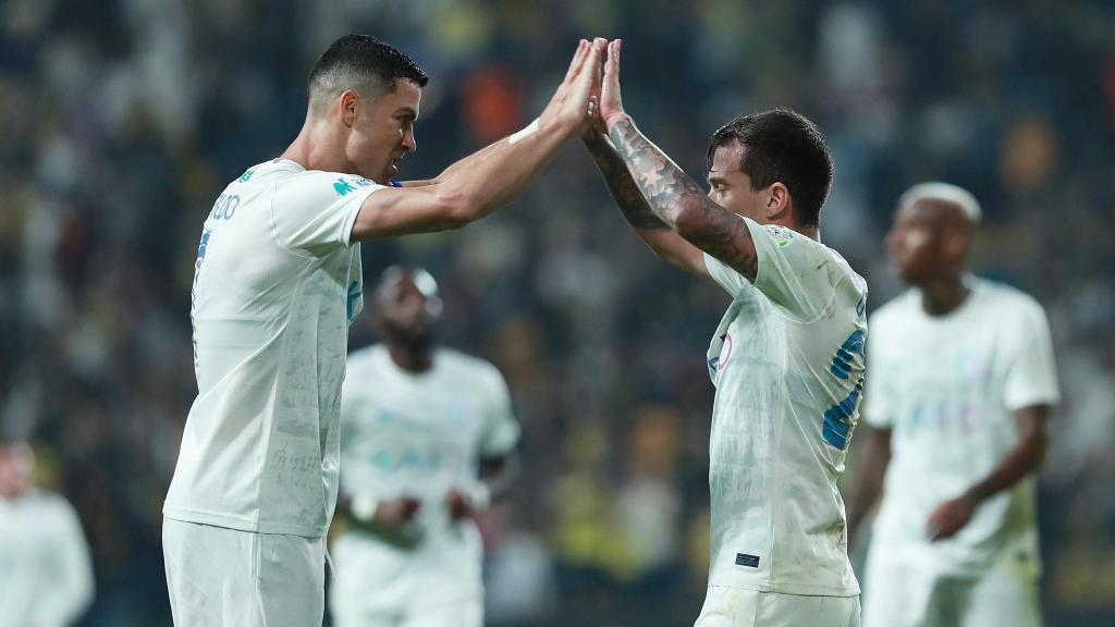 Ronaldo e Otávio celebram golo do Al Nassr no campeonato saudita (DR)