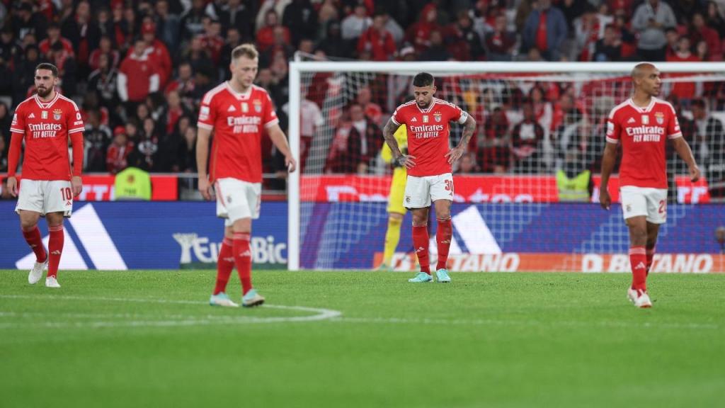 O desalento de Kökçü, Tengstedt, Otamendi e João Mário, do Benfica, após o golo do Farense (MIGUEL A. LOPES/Lusa)