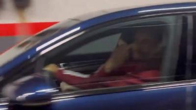 VÍDEO: Arthur Cabral faz gesto obsceno à saída do estacionamento na Luz - TVI