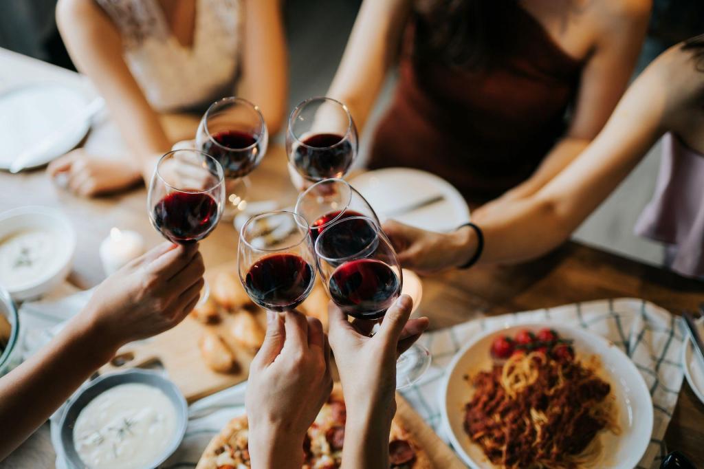 A causa das dores de cabeça quando bebe vinho tinto pode estar relacionada com um composto presente na bebida, segundo um novo estudo. AsiaVision/E+/Getty Images