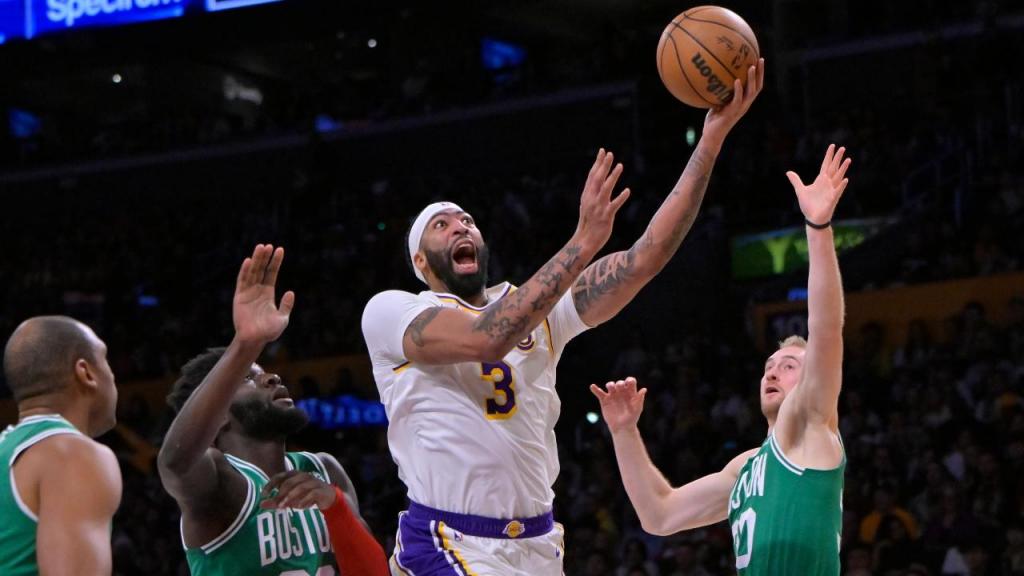 Anthony Davis e Neemias Queta no Los Angeles Lakers-Boston Celtics (Jayne Kamin-Oncea/Getty Images)