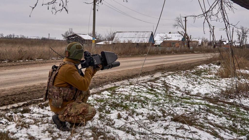 Soldado ucraniano com arma anti-drone em (Shandyba Mykyta/AP)