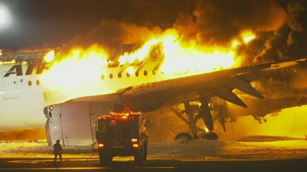 As imagens do avião em chamas em Tóquio