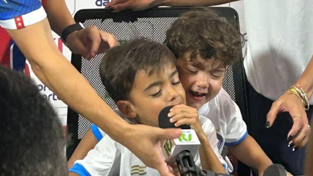 Filhos de Everton na apresentação do pai como reforço do Bahia