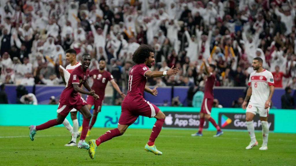 Akram Afif, do Qatar, ajudou ao triunfo sobre o Líbano, no jogo inaugural da Taça Asiática
