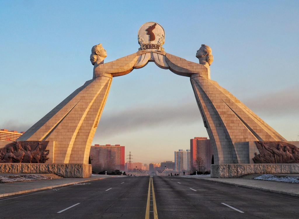 Monumento à Carta de Três Pontos para a Reunificação Nacional (Arco da Reunificação) perto de Pyongyang, Coreia do Norte (Catriona MacGregor/iStockphoto/Getty Images)