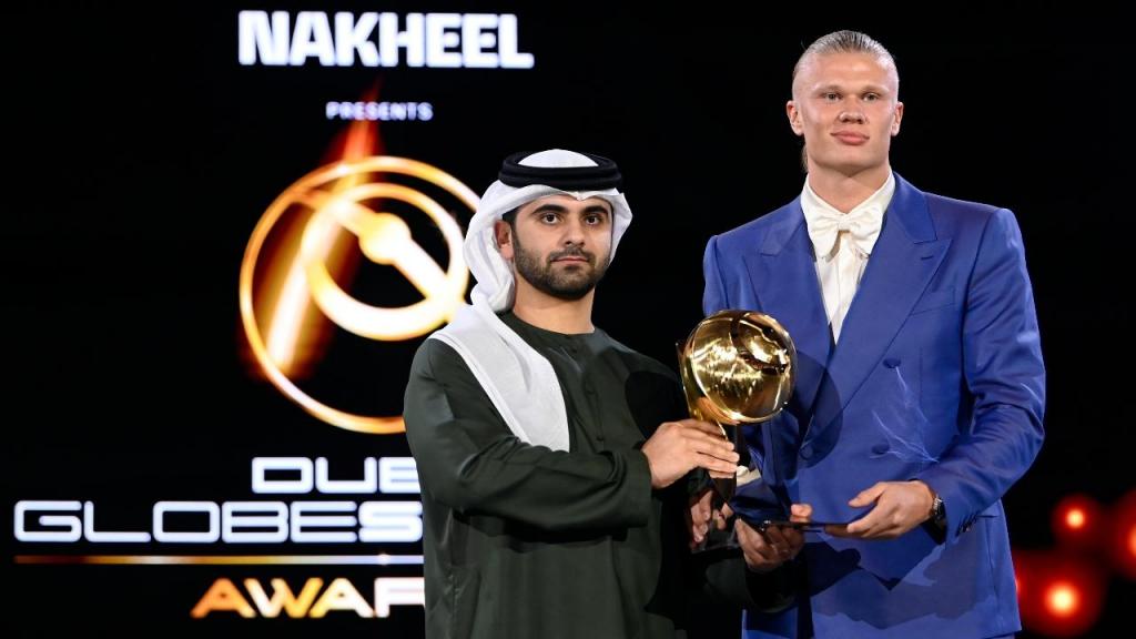 Erling Haaland recebe prémio de jogador do ano nos Globe Soccer Awards (Fabio Ferrari/LaPresse via AP)