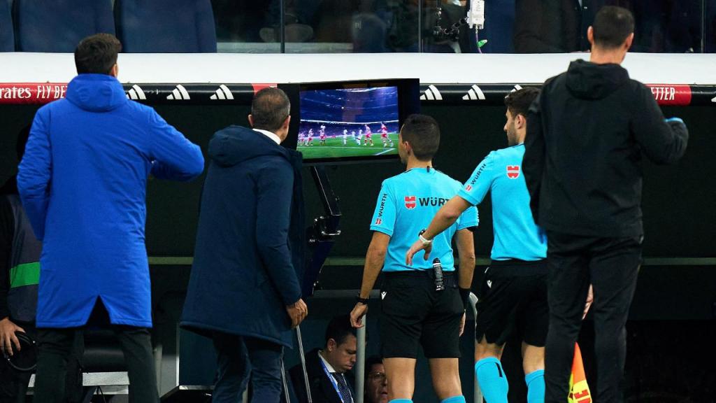 VAR no Real Madrid-Almeria (Photo by Angel Martinez/Getty Images)