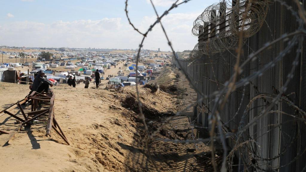 Palestinianos em Rafah, na fronteira com o Egito (Associated Press)
