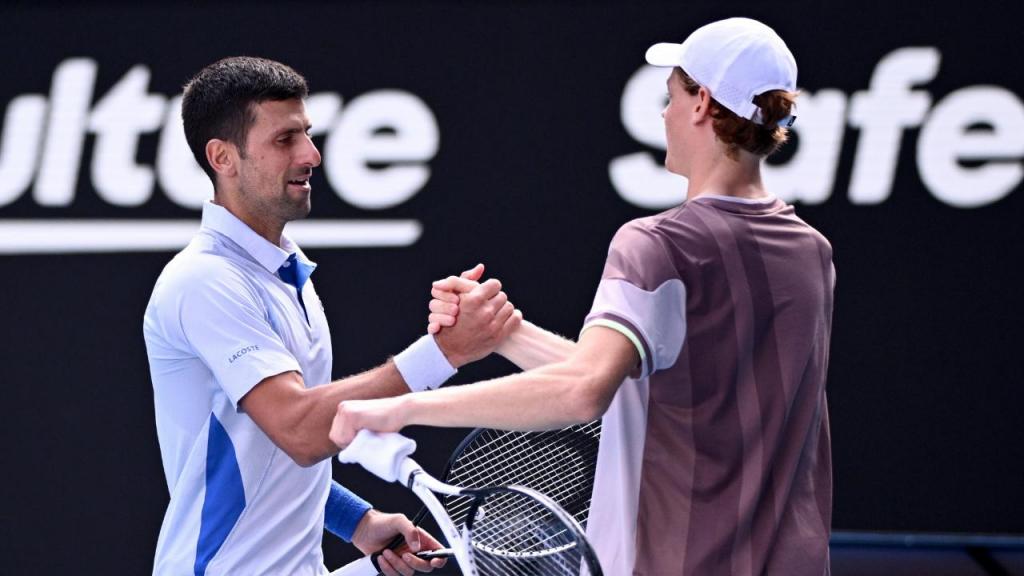 Novak Djokovic cumprimenta Jannik Sinner após a derrota no Open da Austrália (EPA/JOEL CARRETT)