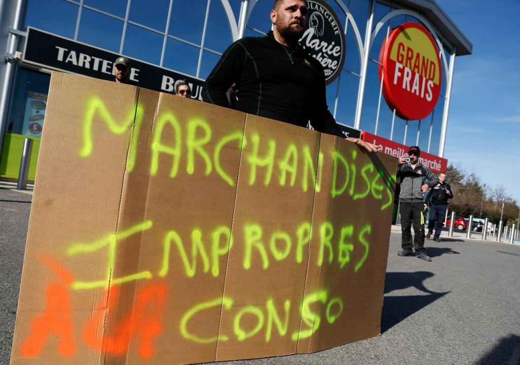Agricultores franceses mantêm protestos