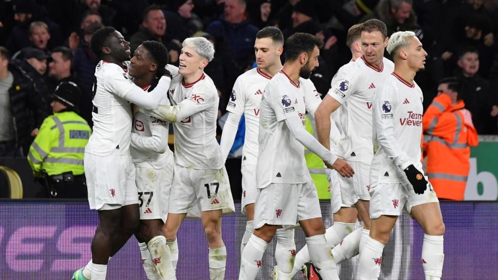 Manchester United festeja o golo de Kobbie Mainoo, que deu a vitória por 4-3 ante o Wolverhampton (AP/Rui Vieira)