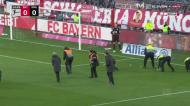 Adeptos do Bayern interrompem o jogo... com moedas!