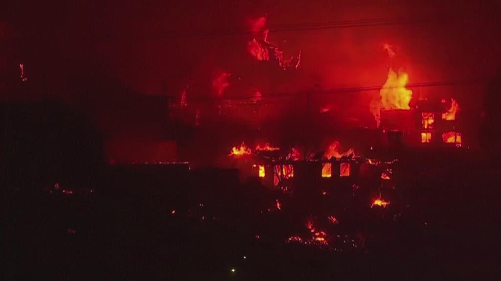 "Dois minutos na rua e desmaias". Chile luta contra incêndio histórico que já destruiu mais de mil casas