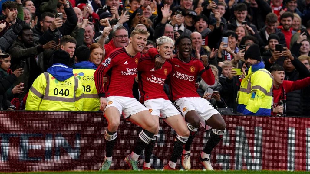 Garnacho, Hojlund e Mainoo festejam o segundo golo do Manchester United na receção ao West Ham (Getty Images)