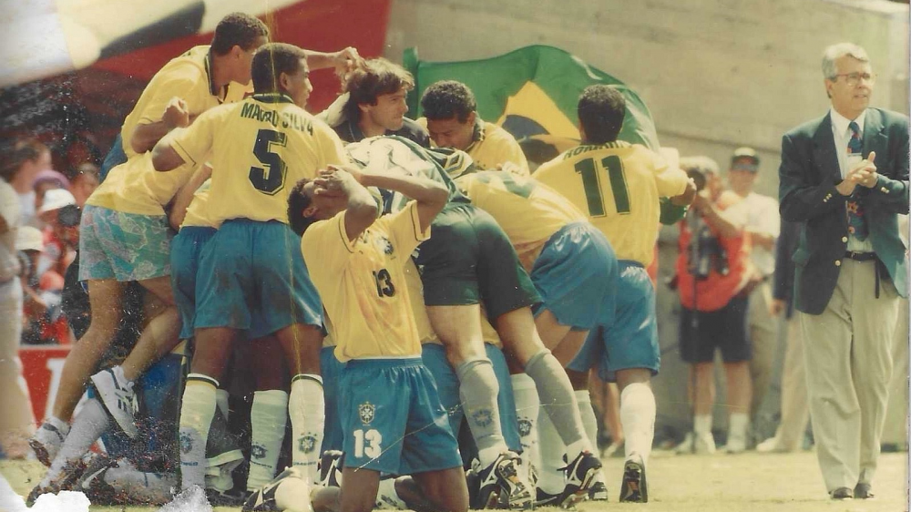 No relvado ao lado da seleção do Brasil que tinha acabado de se tornar campeã do Mundo, em 94