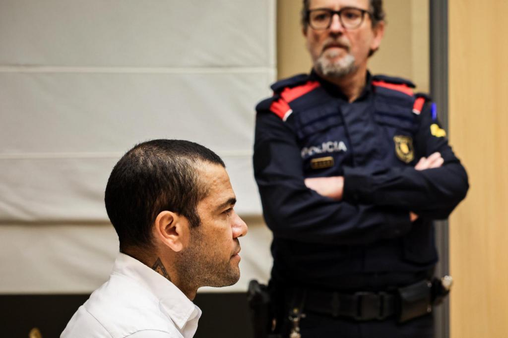 Dani Alves em tribunal (D.Zorrakino/Pool Photo via AP)