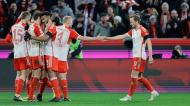 Harry Kane e jogadores do Bayern Munique celebram golo (RONALD WITTEK/EPA)