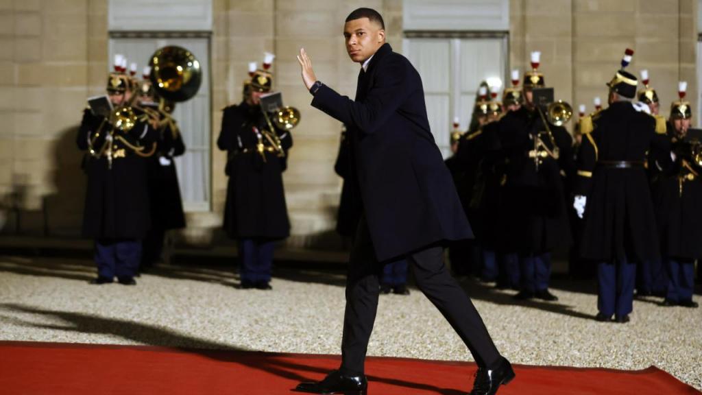 Mbappé na chegada ao Palácio do Eliseu, antes do jantar com Macron e o emir do Qatar (EPA/YOAN VALAT)