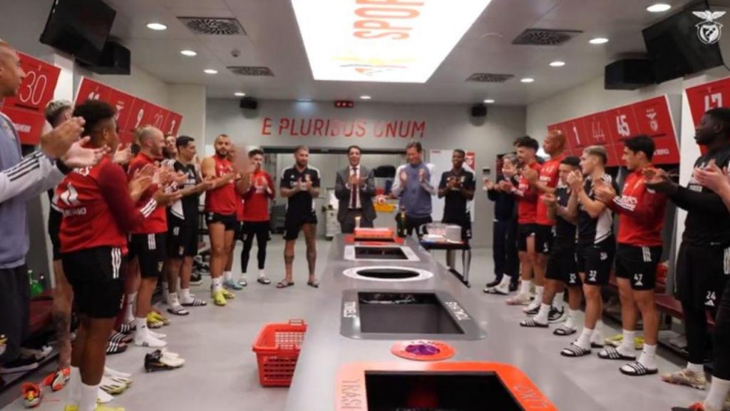 Plantel canta os parabéns ao Benfica (twitter Benfica)