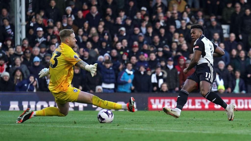 Adama Traoré no momento do 3-0 frente ao Brighton (Adam Davy/AP)