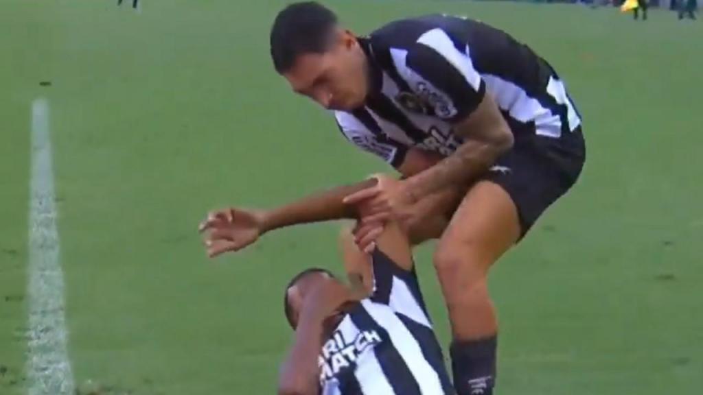 Momento caricato entre Yarlen Augusto e Hugo, do Botafogo