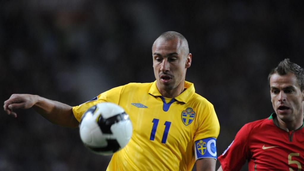 Henrik Larsson e Duda disputam bola no Mundial de 2009 (Paulo Duarte/AP)