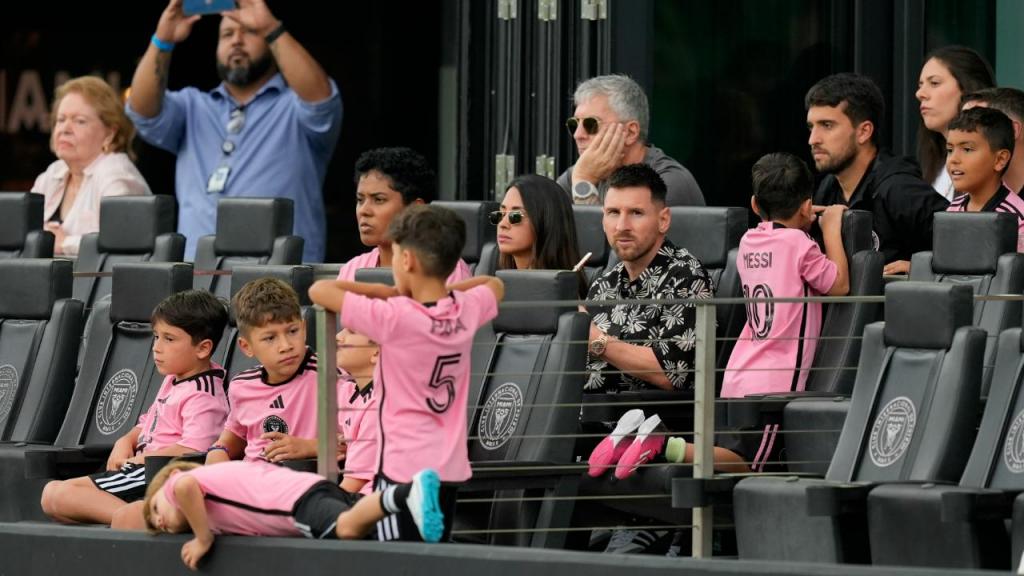 Messi na bancada a ver o Inter Miami (AP Photo/Rebecca Blackwell)