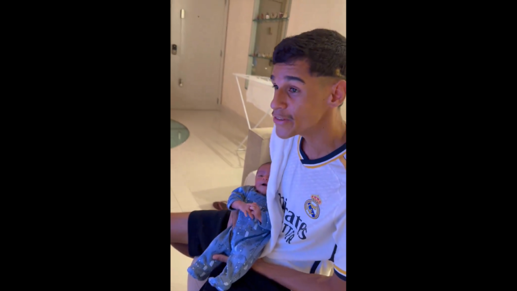Luva de Pedreiro a 'apresentar' Cristiano Ronaldo ao filho (X:@luvadepedreiro)