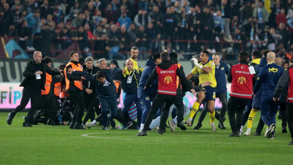 Incidentes após o Trabzonspor-Fenerbahçe (Huseyin Yavuz/Dia Images via AP)
