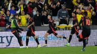 Luis Díaz e Daniel Muñoz (ao centro) construíram o golo da vitória da Colômbia frente a Espanha (AP/Dave Shopland)