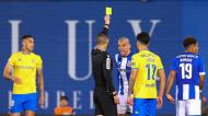 António Nobre mostra cartão amarelo a Pepe no Estoril-FC Porto (ANTÓNIO COTRIM/Lusa)