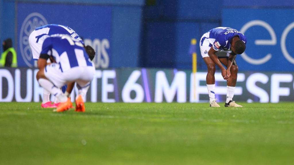 Desilusão dos jogadores do FC Porto após a derrota com o Estoril (ANTÓNIO COTRIM/Lusa)