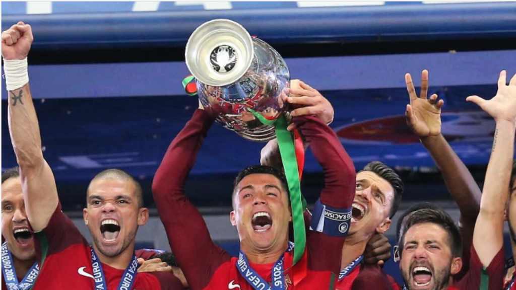 Cristiano Ronaldo levanta a taça do Euro2016 (Instagram Cristiano Ronaldo)