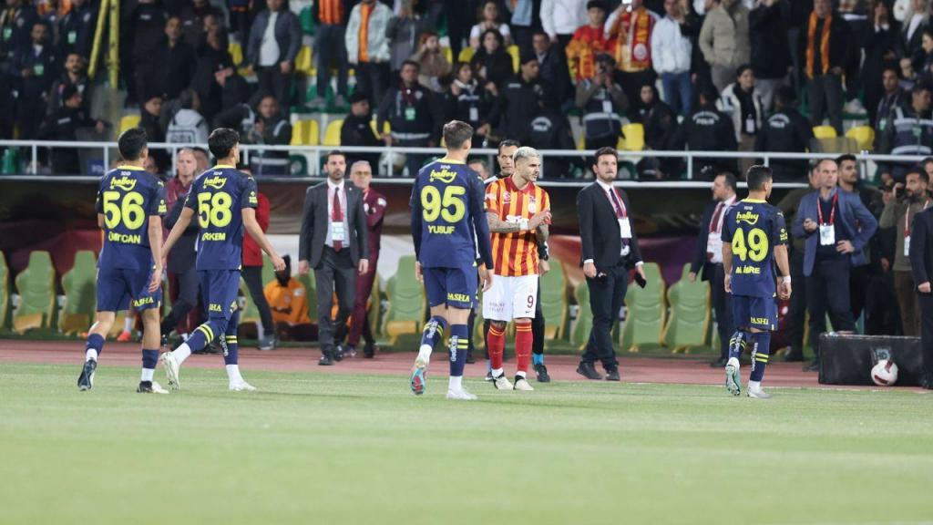 Jogadores do Fenerbahçe abandonam Supertaça da Turquia (Adsz Gunebakan/Anadolu via Getty Images)