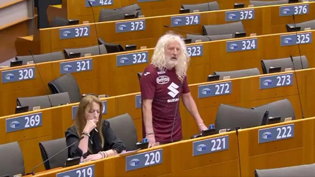 Deputado europeu com a camisola do Torino (vídeo/twitter)