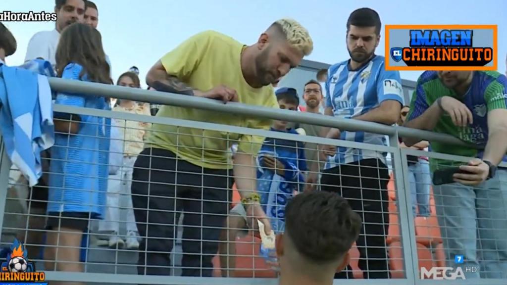 Jogador do Málaga vende camisola a adepto (vídeo/twitter)