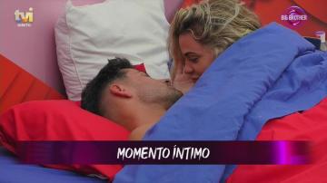 thumbnail Destaques: Carolina e João já se beijam às claras! Não perca o momento íntimo!