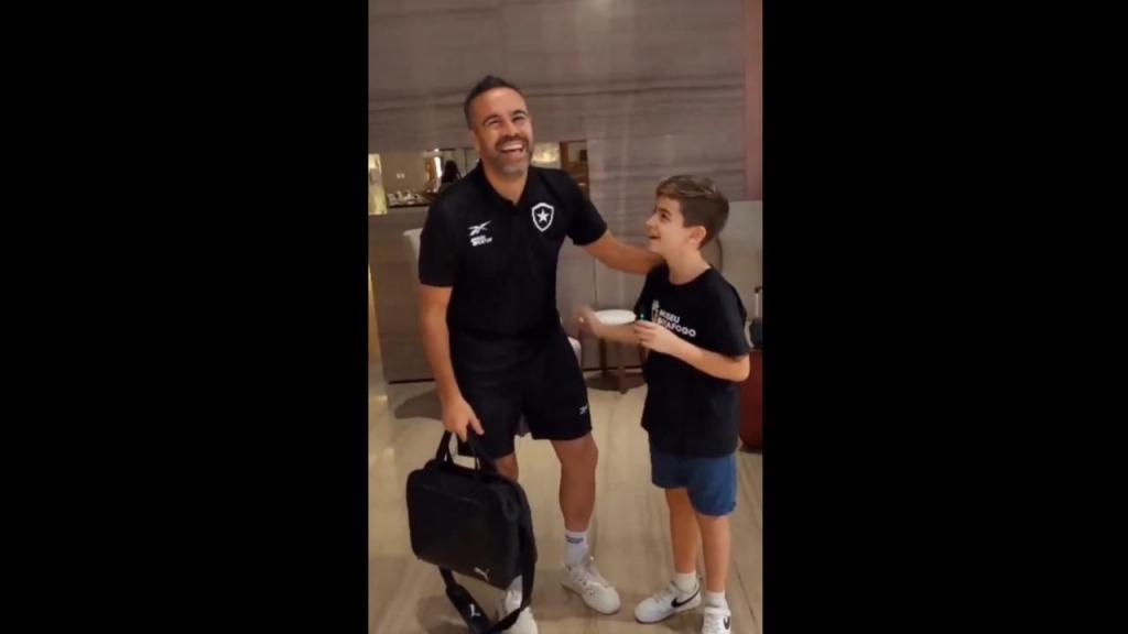Adepto do Botafogo pede a Artur Jorge que não atenda telefonemas de Ronaldo (vídeo/X)