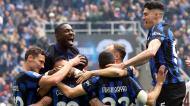 Inter de Milão festeja um dos golos de Hakan Çalhanoglu, na vitória por 2-0 ante o Torino (MATTEO BAZZI/EPA)