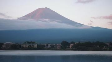 thumbnail Cidade japonesa tapa célebre paisagem do Monte Fuji para afastar turistas
